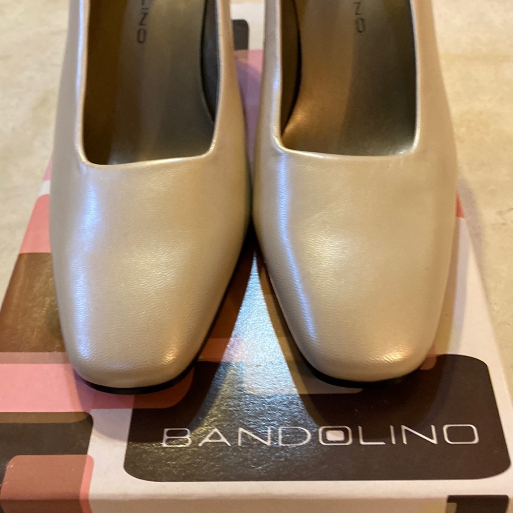Bandolino pumps, tan/ivory color with a shimmer.  Sizer 7